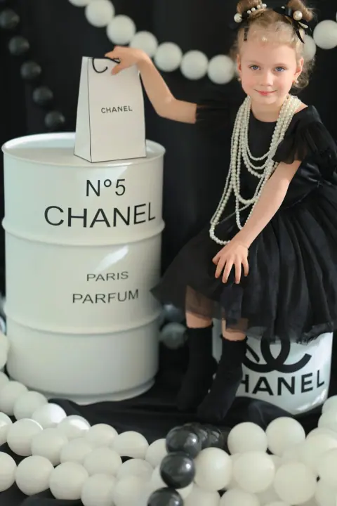 Стильная фото зона Chanel Boss - фото Виктории Гуляевой