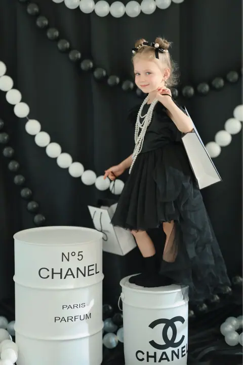 Стильная фото зона Chanel Boss - фото Виктории Гуляевой