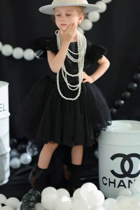Стильная фото зона Chanel Boss - фото Виктории Гуляевой