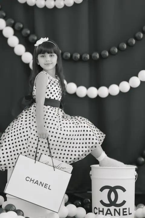 Стильная фото зона Chanel Boss - фото Виктории Гуляевой